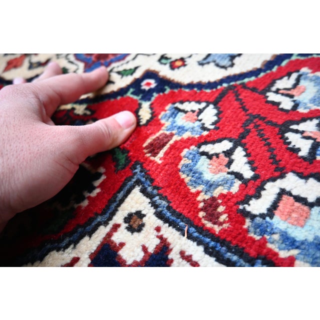 Persian 1970s Persian Heriz/Serapi Rug – 9'7" X 12'6" – Traditional Geometric Medallion Design Carpet For Sale - Image 3 of 4