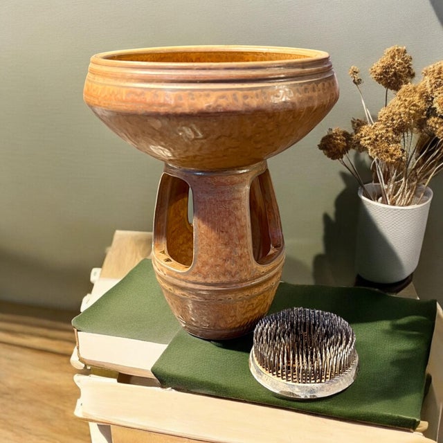 Toyo Mid Century Modern Ikebana Art Pottery Pedestal Bowl With Flower Frog-Atomic Ufo For Sale - Image 4 of 7