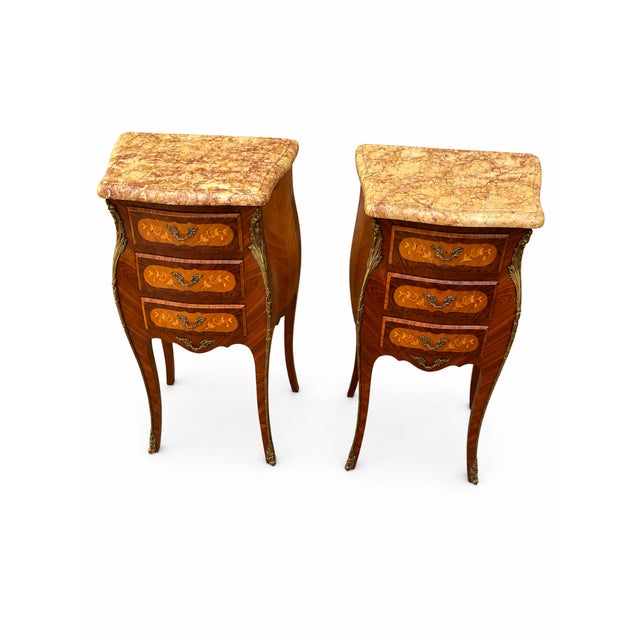Pair of Louis XV bedside tables in floral marquetry. Magnificent veneer. Dimensions: Height 74 cm, Width 42 cm, Depth 27 cm.