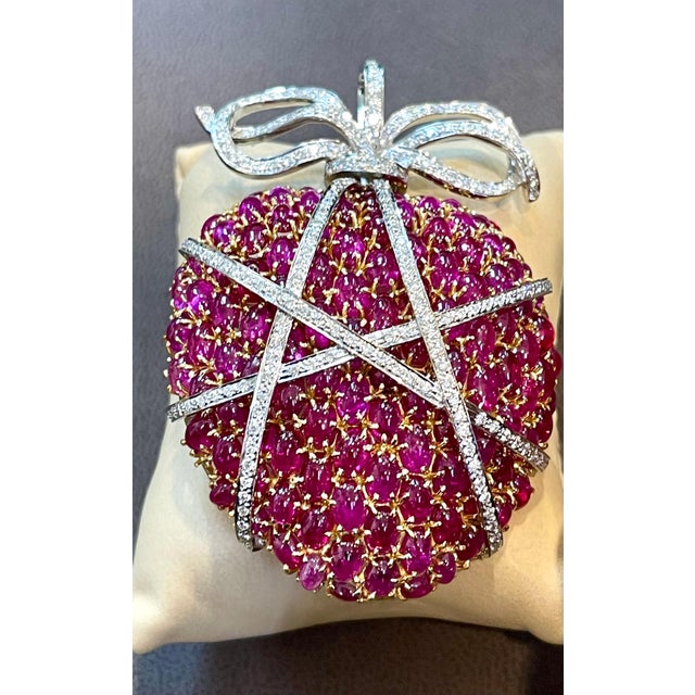 Gia Certified Natural 50 Ct Ceylon Nh Ruby & 8 Ct Diamond Apple 18 K Pin/Brooch For Sale - Image 4 of 8