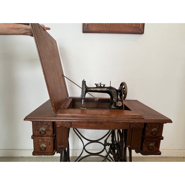 Antique 1903 'New Home' Treadle Sewing Machine Series B in Oak Cabinet Working Condition For Sale - Image 4 of 12