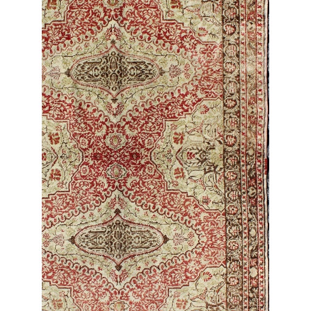 Early 20th Century Fine Turkish Sivas Rug With Classic Medallion Design in Red, Ivory and Green For Sale - Image 4 of 7