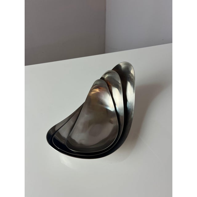 This elegant leaf set by helle damkjær for georg jensen comprises three serving bowls in sizes s, m, and l, each crafted...