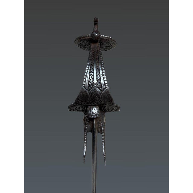 Firangi-type saber with a Khanda hilt, India, 17th century For Sale - Image 4 of 7