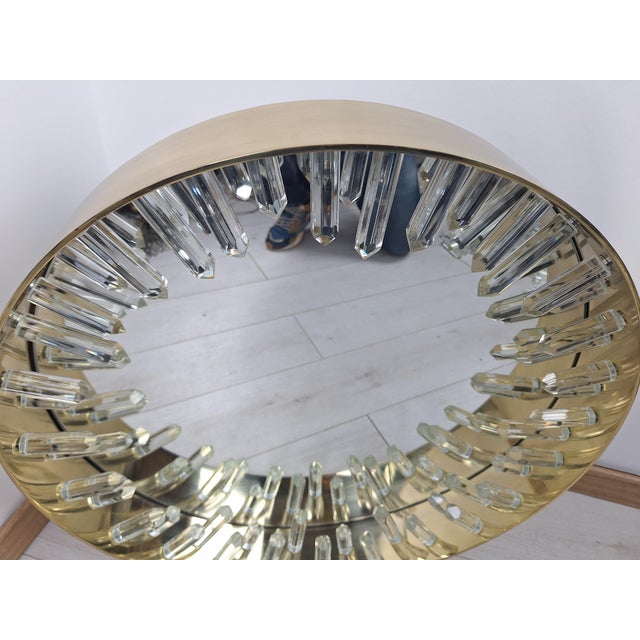 Goldenrod Round Mirror in Brass-Plated Iron with Diamond-Cut Glass Stalactites and Magnet For Sale - Image 8 of 18