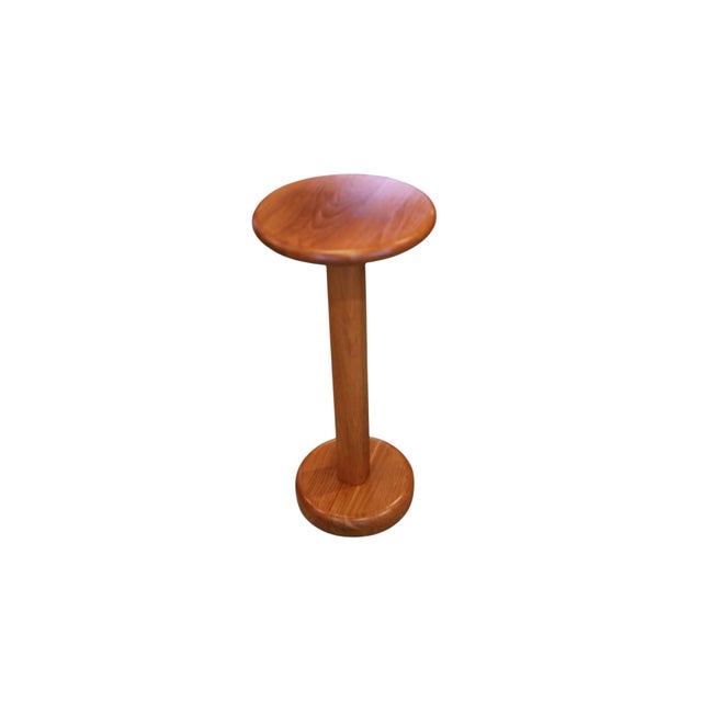 An elegant pedestal in solid teak from the Danish company Dyrlund, with a slender silhouette and beautifully rounded...