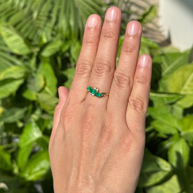 Contemporary 1 Carat Emerald & Diamond Three Stone Cluster Ring Size 5.5 in 14k Yellow Gold For Sale - Image 3 of 16