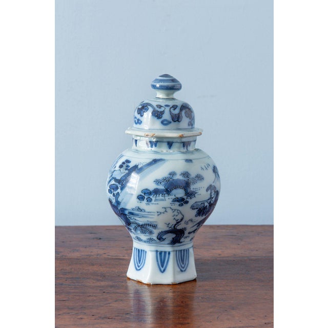Height with lid: 19 cm Diameter: 10 cm Minor glaze losses to the edge, commensurate with age, otherwise very good...