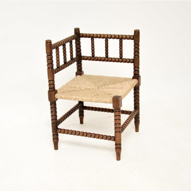 A charming and very well made antique oak bobbin chair, made in England, and dating from around the 1880-1900 period. This...