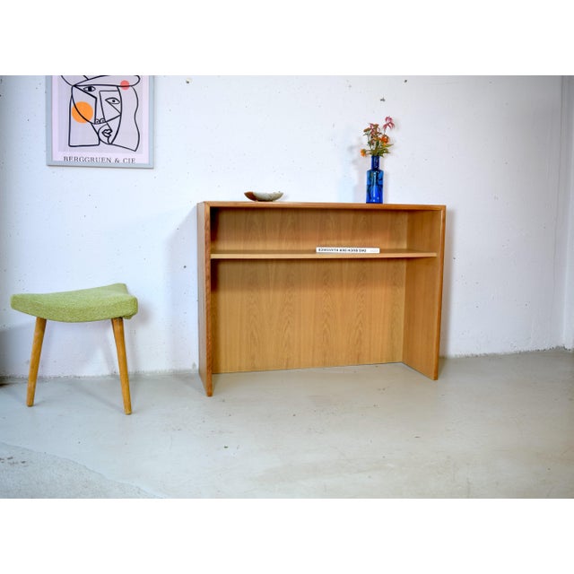 This is a simple console table from WK-Möbel with a light oak veneer. Due to its compact size, it's an ideal piece of...