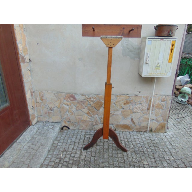 - Stand or hanger for maps or school boards from the 1950s - Maximum height: 175.5 cm - Minimum height: 112 cm