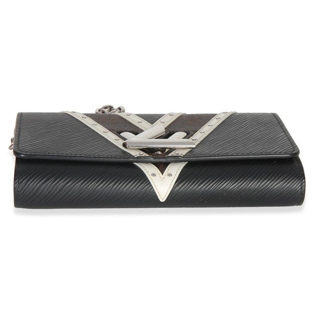 2010s Black White V Monogram Canvas Twist Wallet on Chain For Sale - Image 5 of 9