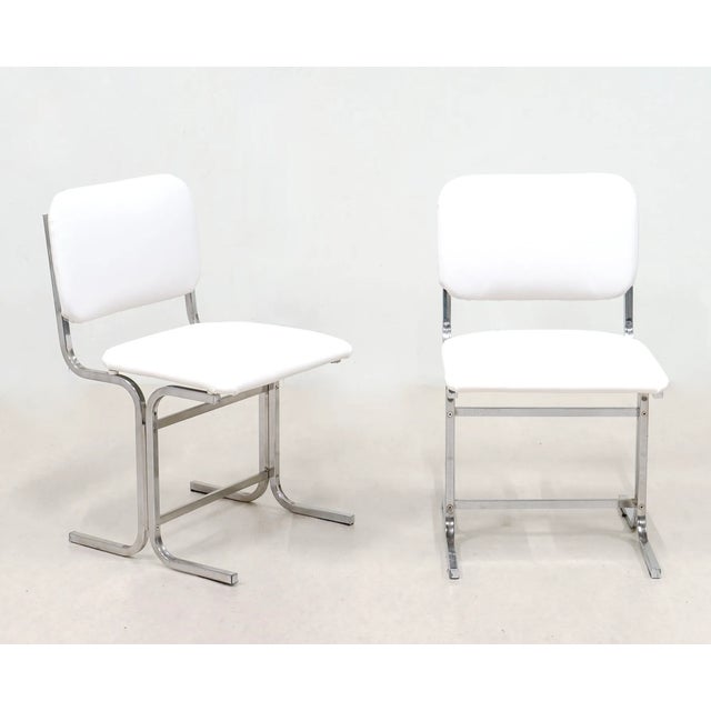 Vintage Italian Chrome-Plated Metal Chairs with White Leather Seats, 1970s, Set of 6 For Sale - Image 3 of 9