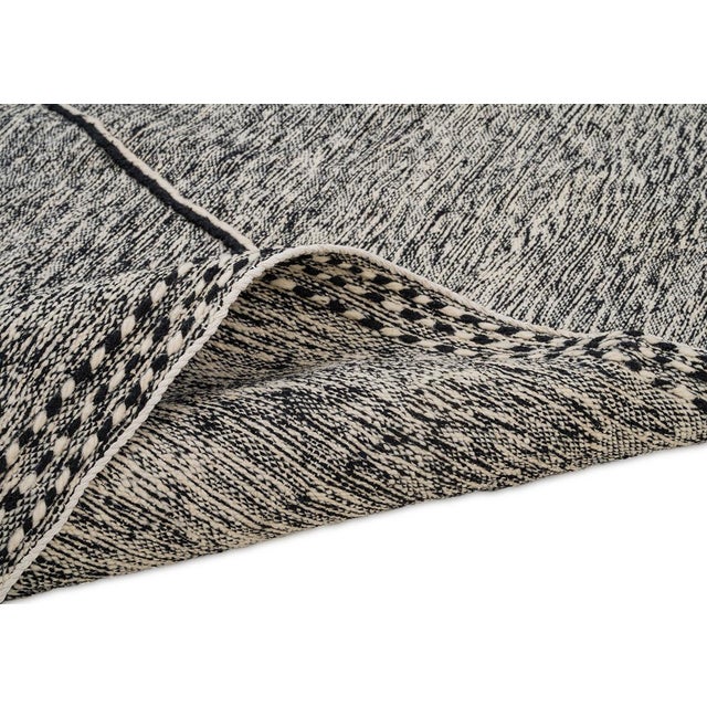 Early 21st Century Flatweave Rug in Hand-Knotted Wool Rug by Azele Studio For Sale - Image 5 of 11