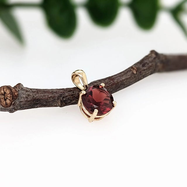 If you need something simple but still beautiful for everyday wear then this is your pendant! This precious rhodolite...