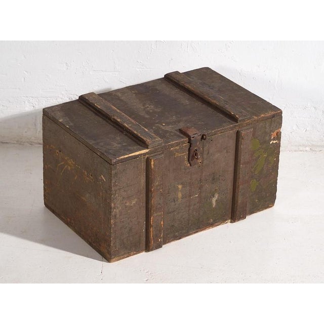 Small antique olive green chest (c.1920) Dimensions: Width: 58 cm Depth: 38 cm Height: 34 cm Style: Rustic Materials and...