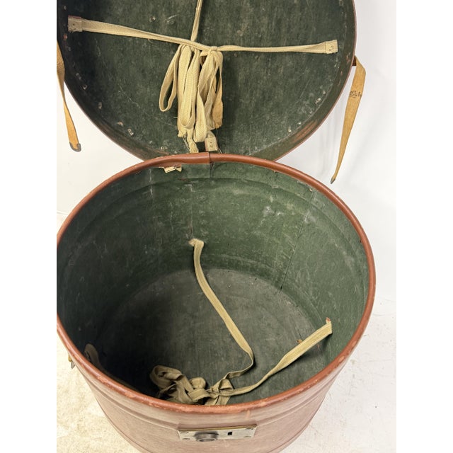 Antique Hat Box in Lined Cardboard and Leather, 1890s For Sale - Image 11 of 17