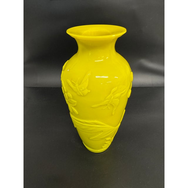 1960s Vintage Chinese Yellow Peking Glass Vase For Sale - Image 5 of 9