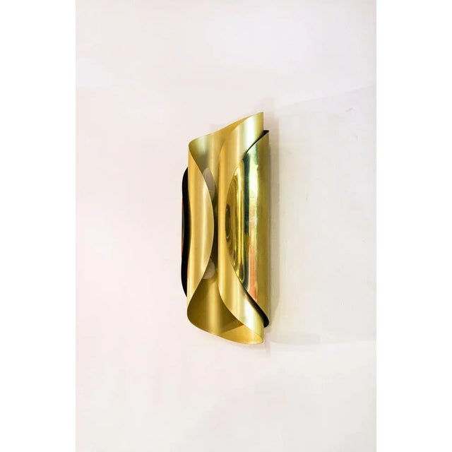 Satin and shiny brass sconce. Double light. Italian production. 70s. Up to 250V (Europe/UK Standard).The wiring of this...
