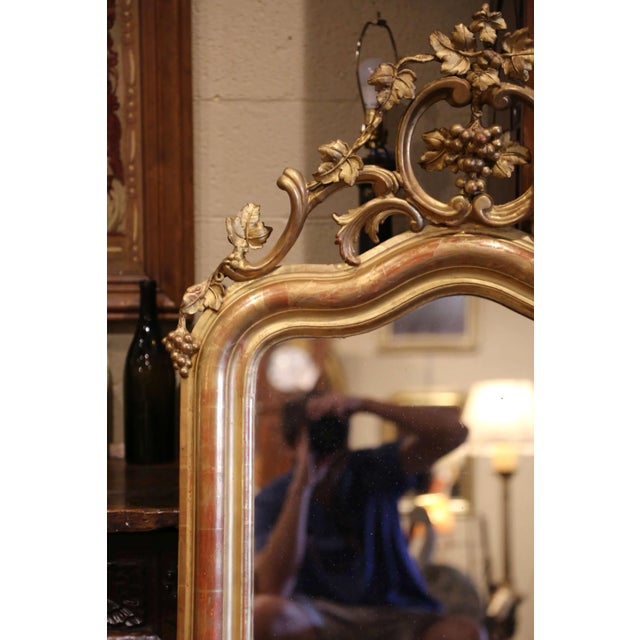 French 19th Century French Louis XV Giltwood Mirror With Carved Grape and Vine Crest For Sale - Image 3 of 9