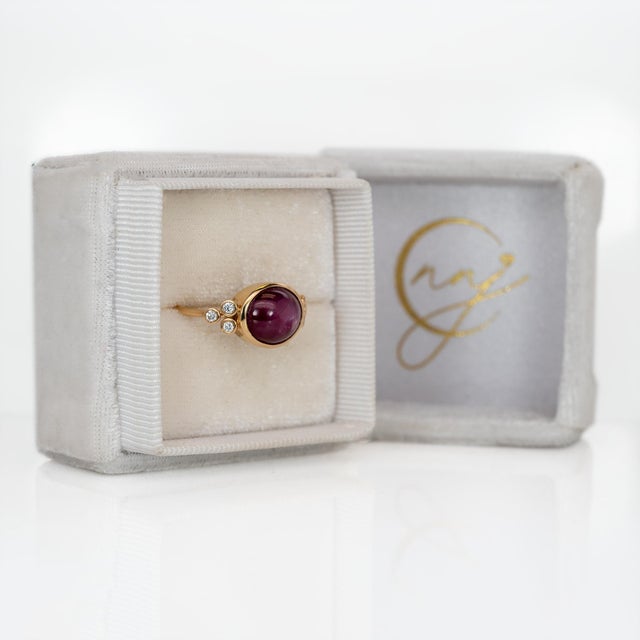 Modern 7.1cts East - West Star Ruby Ring With Natural Diamonds Accents: Solid 14k Gold, Size 6.75 For Sale - Image 3 of 8
