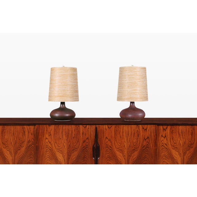 Lotte and Gunnar Bostlund Mid-Century Modern Ceramic Table Lamps by Lotte and Gunnar Bostlund For Sale - Image 4 of 9
