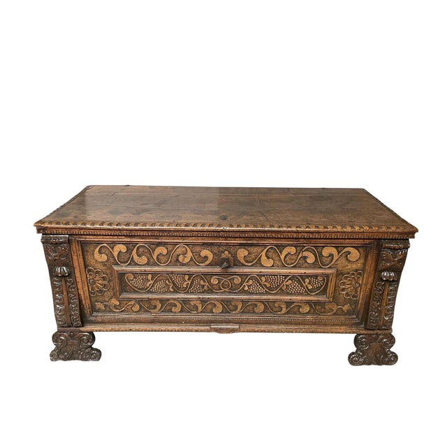 Italian Chest in Walnut Wood, in Very Good conditions. Designed before 1890
