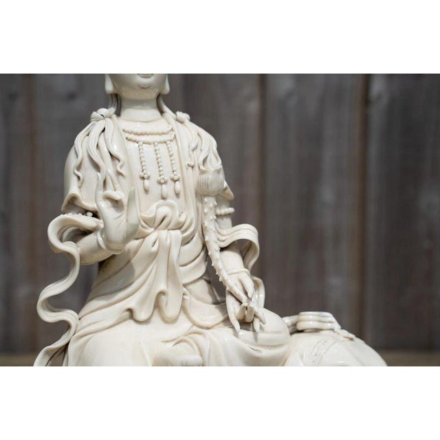 19th Century Qing Dynasty Chinese Blanc De Chine Guanyin Porcelain Figure For Sale - Image 18 of 18
