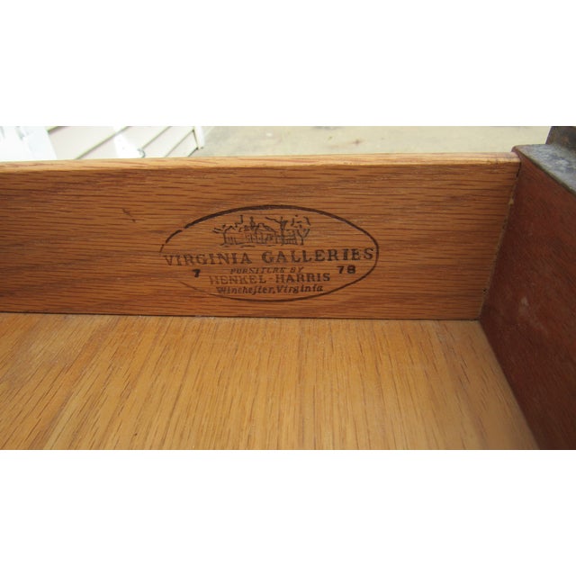 1980s 1980s Pair Henkel Harris Nightstands Bedside Tables Mahogany For Sale - Image 5 of 14