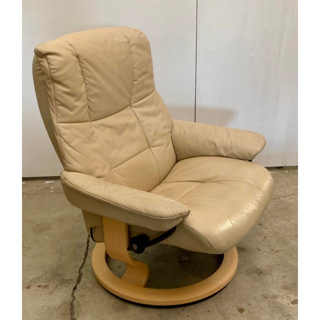 1970s 1970s Attributed to Ekornes Stressless Adjustable Sandstone Leather Recliner Ottoman Norway Medium For Sale - Image 5 of 15