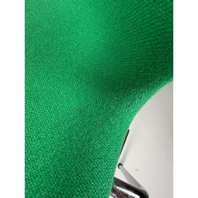 Series 7 Chairs in Green Wool by Arne Jacobsen for Fritz Hansen, 2010, Set of 2 For Sale - Image 6 of 11