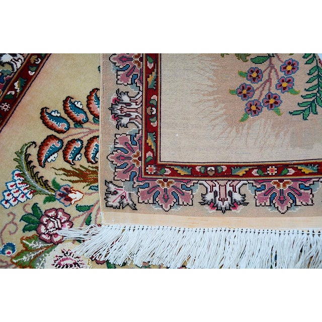 This ghom rug is made of cotton tune made of cotton wool and silk. Very fine and dense link with approx. 600,000 knots / m².
