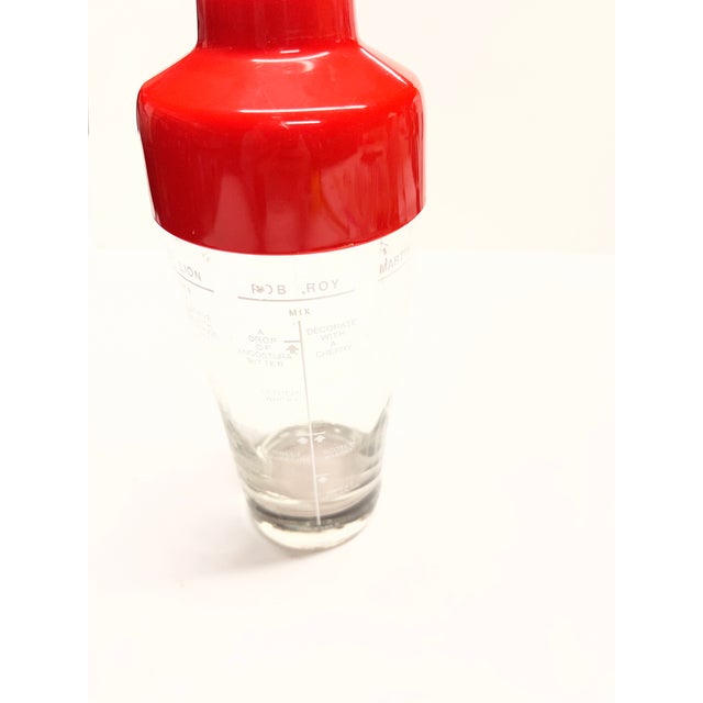 Great mid-century modern cocktail shaker with New York City designs and recipes on the outside. Glass and plastic.