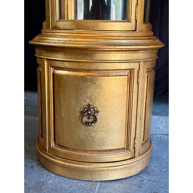This stunning vintage circular curio cabinet was crafted by the Weiman Furniture Company. It features a distinctive...