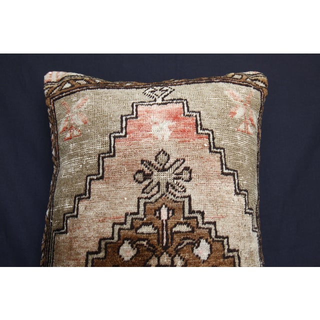 Here i am listing a 100% Handmade double knotted rug pillow cover, made from Vintage Oushak carpet rug. This’s a modern...