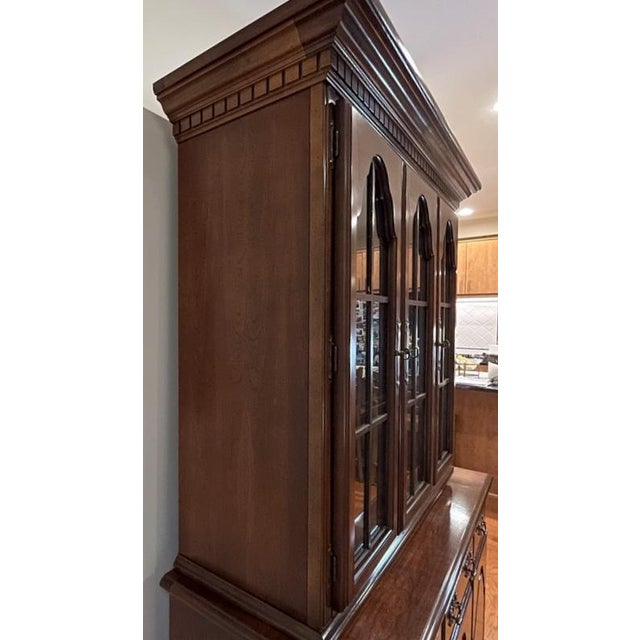 Wood 1980s American Drew Cherry China Cabinet Cherry Grove Lighted For Sale - Image 7 of 14