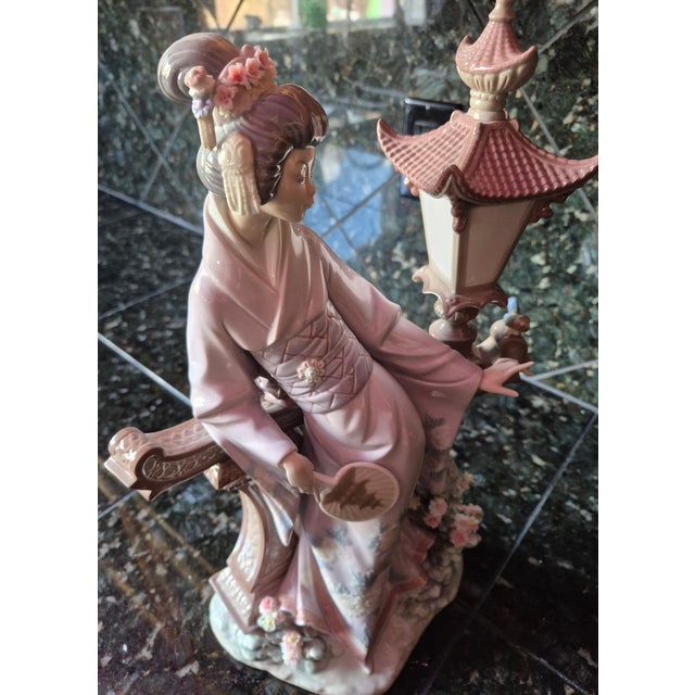Lladro Vintage Retired Lladró "Mariko" Japanese Geisha Porcelain Figurine, No. 1421 (Jb) For Sale - Image 4 of 8