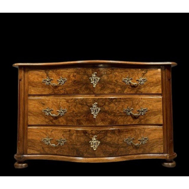 Louis XIV ombé Commode in Burr Walnut and Gilt Bronze For Sale - Image 4 of 8