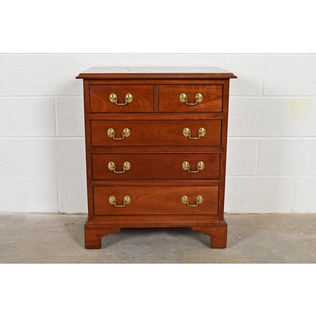 A gorgeous Georgian or Chippendale style five-drawer bedside chest or bachelor chest By L. & J.G. Stickley USA, Late 20th...