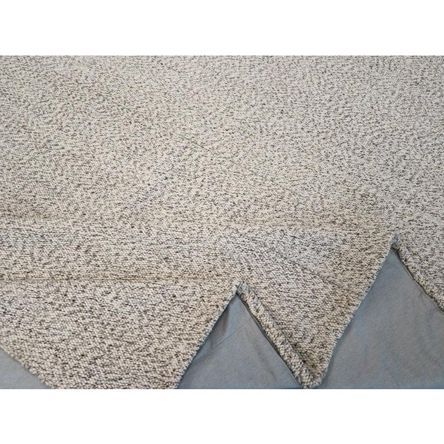 Textile Galerie Shabab Collection Mid-20th Century Handmade Turkish Flatweave Kilim Room Size Carpet For Sale - Image 7 of 8