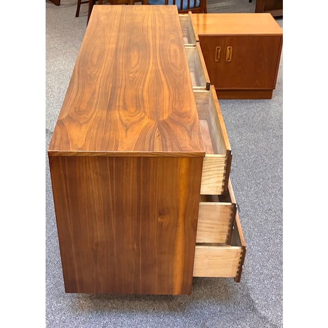 Wood Mid Century Modern Walnut Six Drawer "Mainline" Dresser by Hooker Furniture, Usa c.1950 For Sale - Image 7 of 8