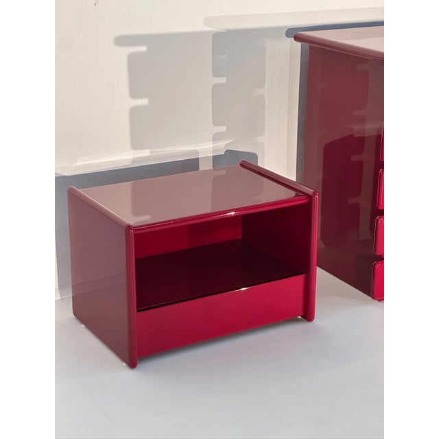 1980s Vintage Chest of Drawers and Bedside Tables in Burgundy Lacquered Wood, 1980s, Set of 3 For Sale - Image 5 of 8