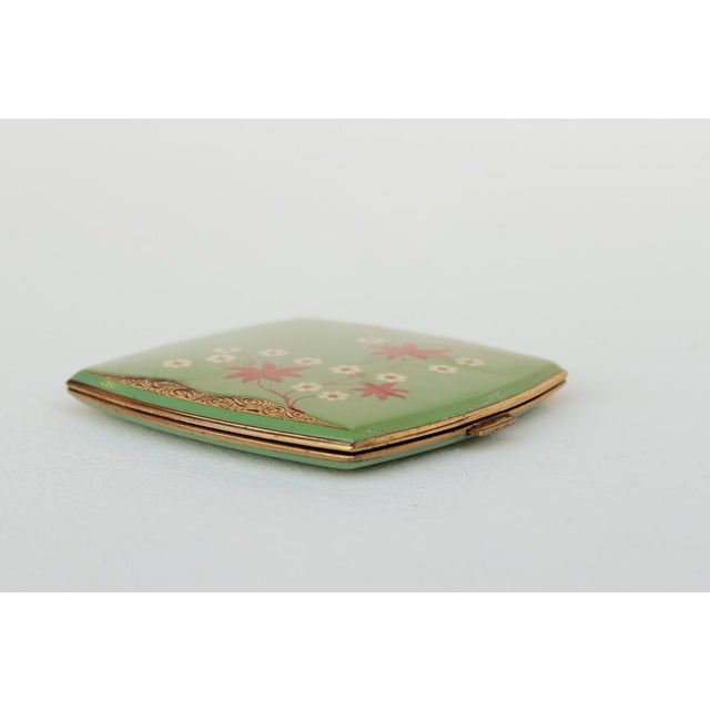 Lime Art Deco Powder Compact in Lime Green, 1930s For Sale - Image 8 of 9