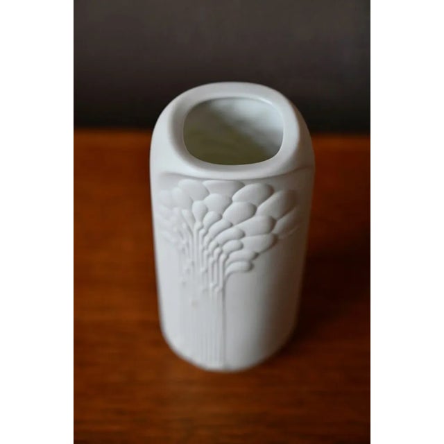 This small vase from Alboth & Kaiser Bavaria has many decorative advantages. Sober and elegant at the same time, it is...