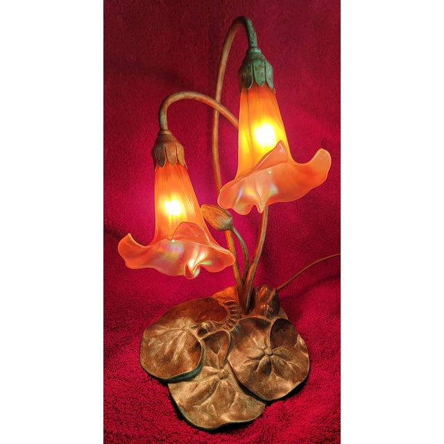 A Tiffany Style "Tulip" art glass table lamp by James Glenn Lundberg for Lundberg Studios. Founded in 1970 in Santa Cruz,...