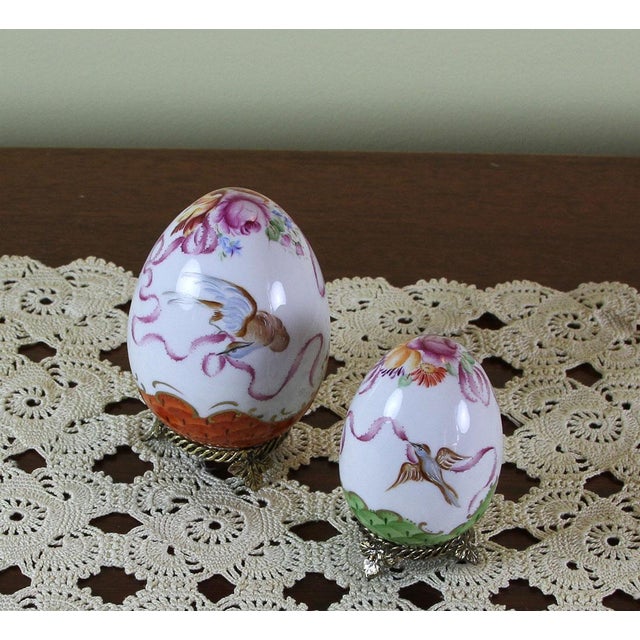 1990s Vintage Hand-Painted Easter Egg Birds & Ribbon Decoration on Golden Metal Base For Sale - Image 4 of 9