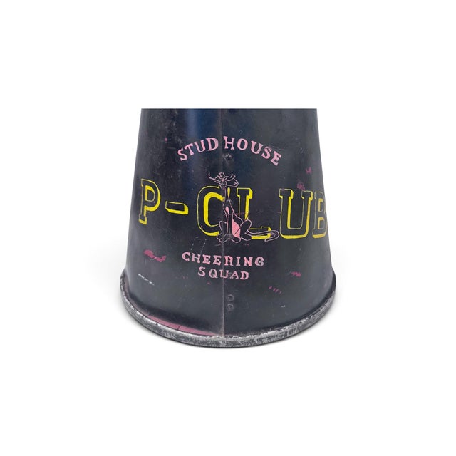 This authentic retro piece is your perfect piece of kitsch! Stud House Pep Club and the Pink Panther logo make this a...