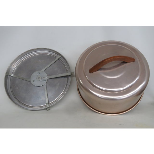 Mirro Usa Round Cake Carrier Dessert Saver Mid Century 1950s Wooden Handle 5047b For Sale - Image 11 of 17