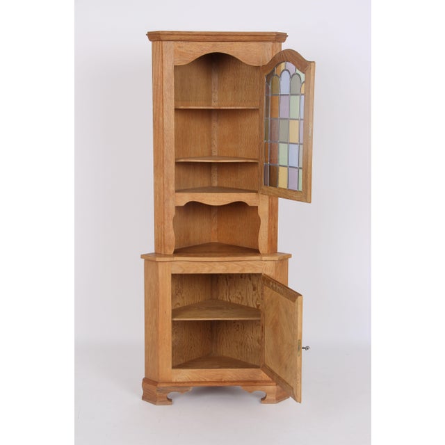 This practical corner cabinet dates from the 1980s and features adjustable shelves and doors. The piece is in very good...