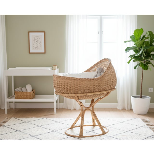 Charming and beautifully designed baby cradle from the 1960s by Danish designers Elin & Jarl Heger. Made from natural...